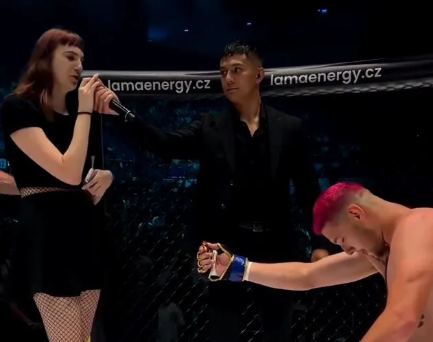 لاعب يتقدم لصديقته بطلب زواج أمام 20 ألف مشجع.. ورد فعل غير سار (فيديو)