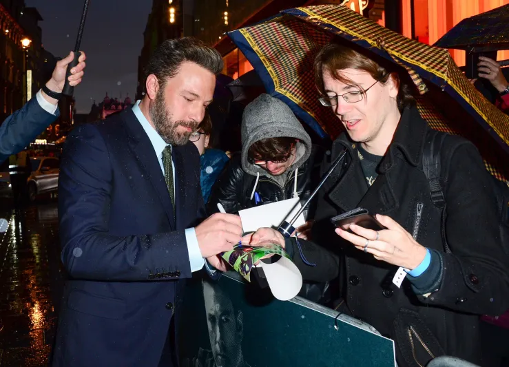 النجم العالمي بين أفليك - المصدر: حساب @BenAffleck عبر x بن أفليك يتباهى بحذاء Nike SB Dunk Low What the Dunk النادر بقيمة 280 ألف دولار (صور)