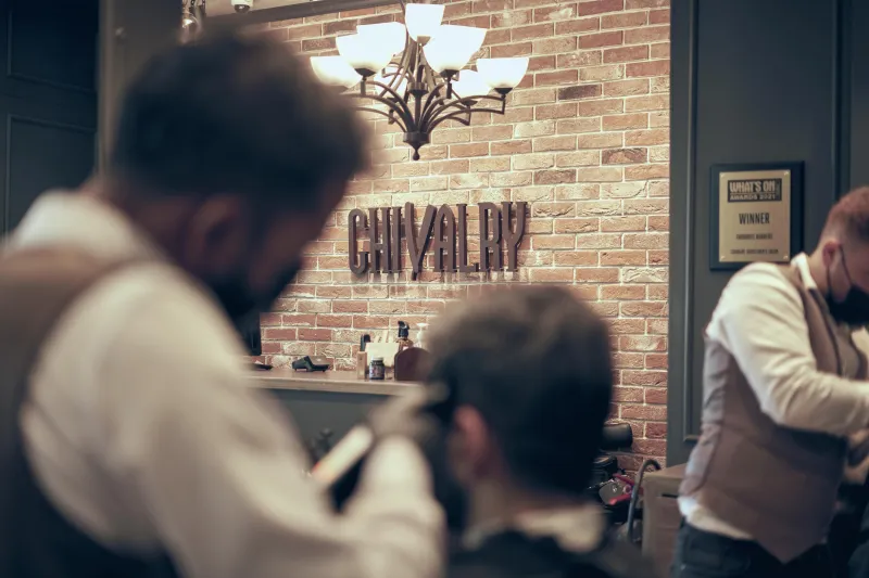 أكثر من مجرد صالون حلاقة.. "Chivalry" وجهة مميزة للأناقة والرفاهية في دبي