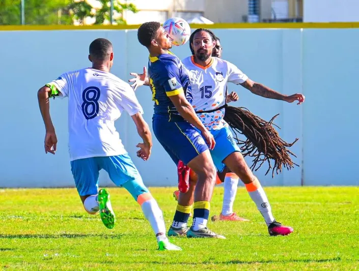 صاحب أطول شعر في كرة القدم يخطف الأنظار بتصفيات المونديال (فيديو)