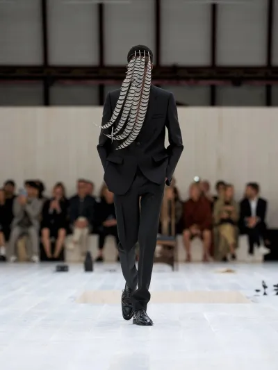 لماذا أخفت "Loewe" وجوه العارضين خلال أسبوع باريس للموضة؟