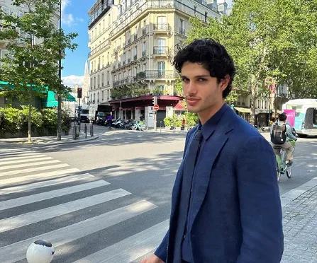 عارض الأزياء لؤي علامة - المصدر: حساب louaialama عبر instagram لؤي علامة يكشف عن تحضيراته الاستثنائية لعرض أزياء ديور في باريس (فيديو)