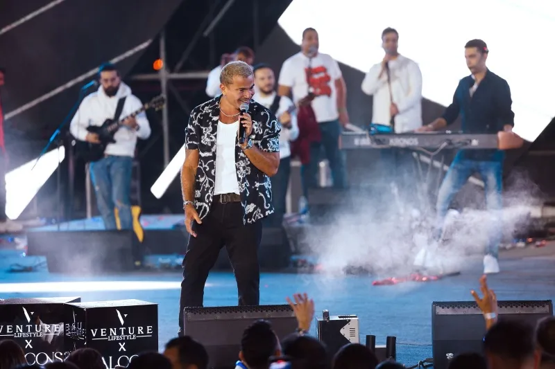 عمرو دياب يصفع شابًّا حاول التقاط سيلفي معه (فيديو)