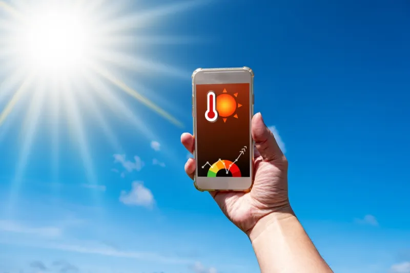 حتى لا يتعرض للانفجار.. كيف تحمي هاتفك في درجات الحرارة العالية؟