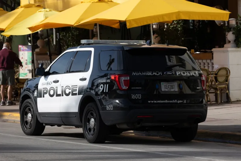 شرطي أمريكي يعتنق الإسلام وينطق الشهادتين (فيديو)