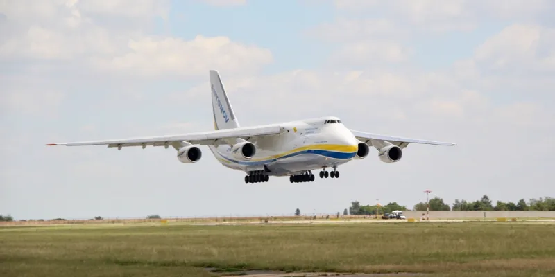 هذا ما تفعله أكبر طائرة في العالم في السحاب (فيديو)