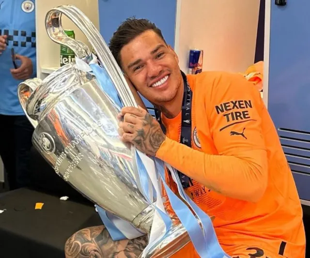 منافسة حامية بين الكبيرين.. مانشستر سيتي يوافق على رحيل إيدرسون للدوري السعودي