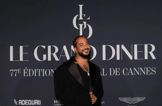 المطرب سليمان يتألق بعباءة بيضاء في افتتاح أولمبياد باريس 2024 (فيديو)