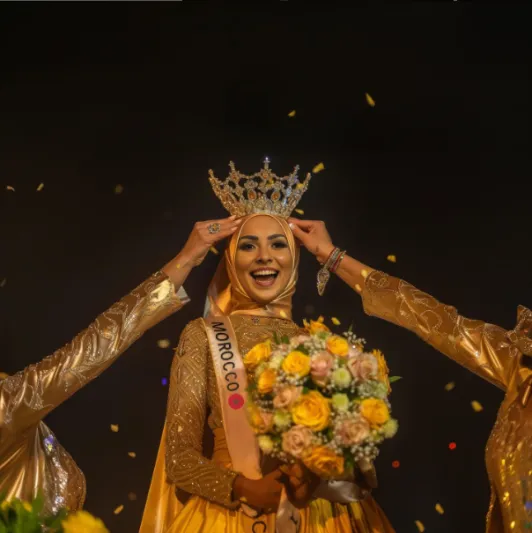مغربية تفوق 1500 منافسة: كنزة ليلي تُذهل العالم وتُتوج ملكة جمال الذكاء الاصطناعي (فيديو)
