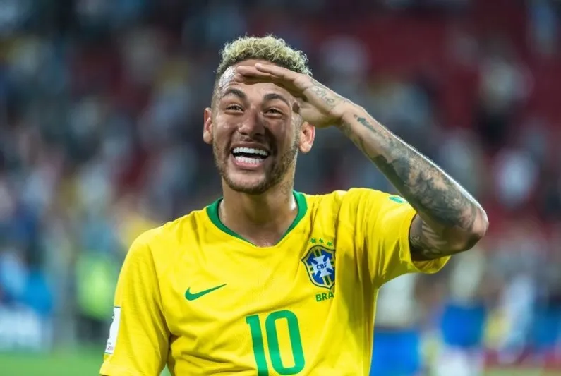 البرازيلي "نيمار" يستقبل طفلته الثالثة "هيلينا"