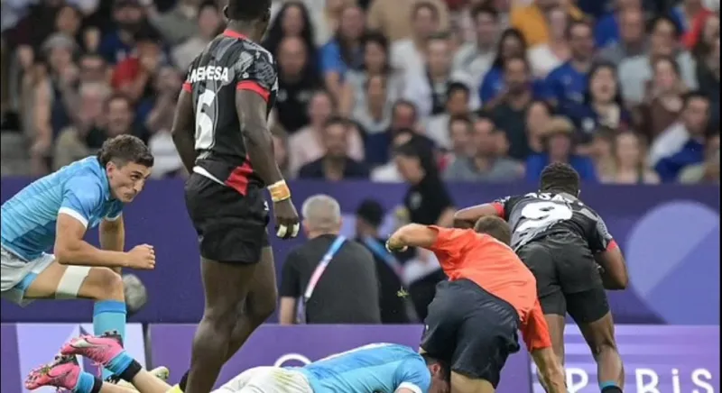 أسقط الحكم بدلًا من خصمه.. لقطة طريفة في سباعيات الرجبي بأولمبياد باريس (فيديو)