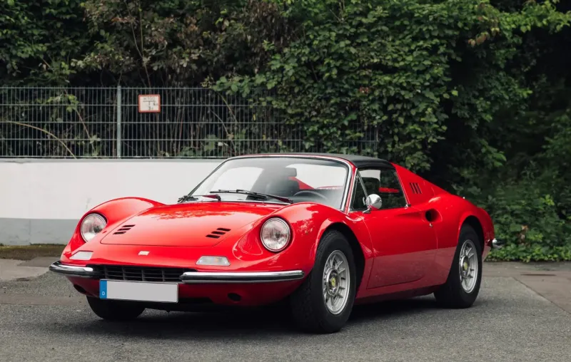 سيارة "Ferrari Dino 246 GTS" الفريدة للبيع بـ400 ألف يورو في مزاد