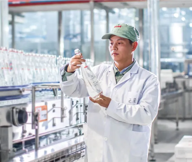 ثروة أغنى رجل في آسيا مهددة بسبب زجاجة ماء!