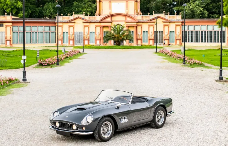 سيارة "Ferrari 250 GT SWB California Spider" الفريدة للبيع بـ18 مليون دولار في مزاد