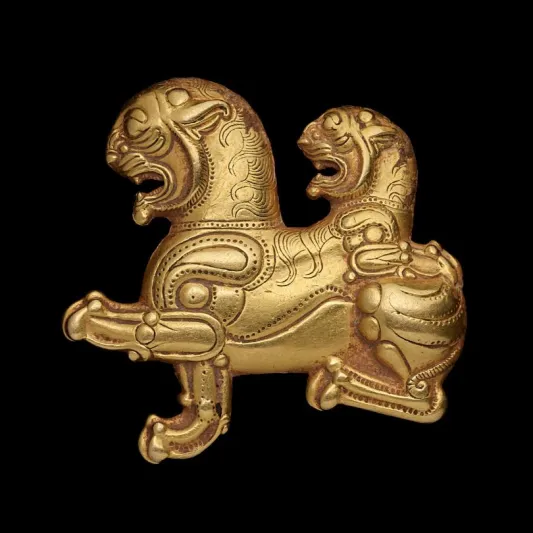 تمثال "أسد هجين" مطلي بالذهب - المصدر: christies كنز من العصر الأخميني يباع في مزاد: تمثال أسد هجين مطلي بالذهب يجد مالكًا جديدًا!