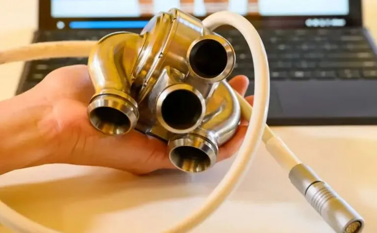 إنجاز فريد.. زراعة قلب من التيتانيوم في جسد "مريض حي"