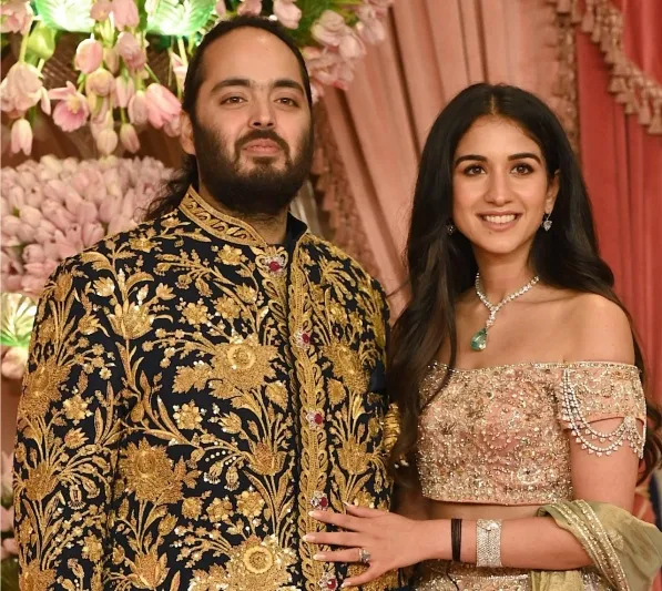 أنانت أمباني يبهر نجوم "زفاف القرن" بهدية فاخرة بقيمة 200 ألف دولار (فيديو)