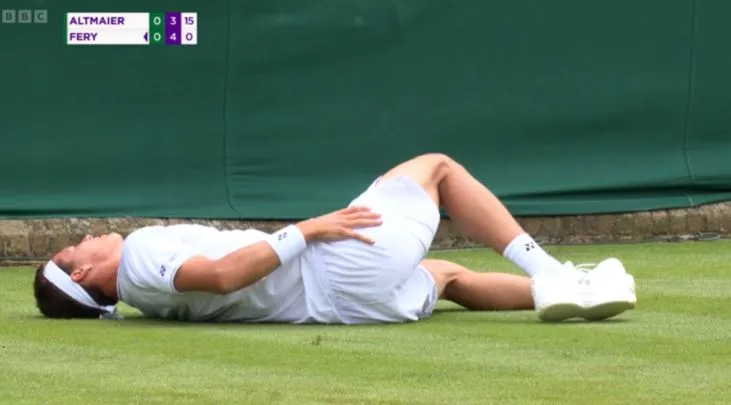 صرخ من الألم.. لحظة سقوط الألماني ألتماير في "ويمبلدون للتنس" (فيديو) 