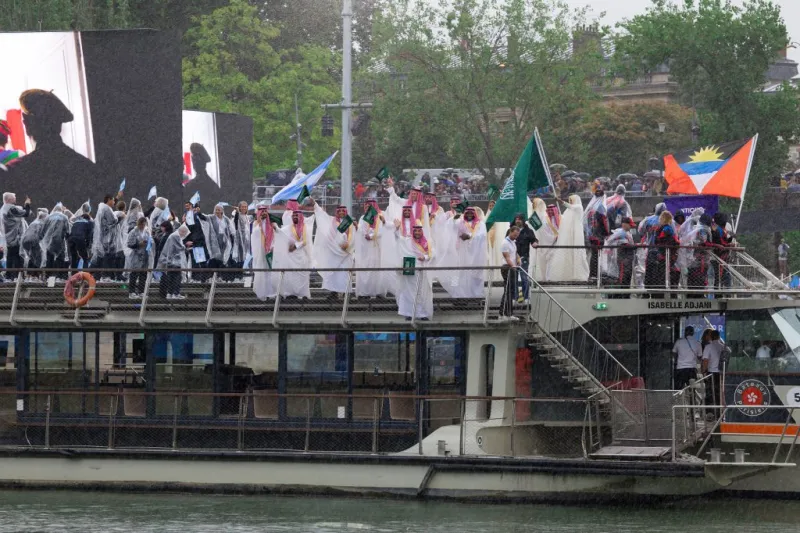 بعثة السعودية في أولمبياد باريس 2024 تخطف الأنظار بالأزياء التراثية (فيديو)