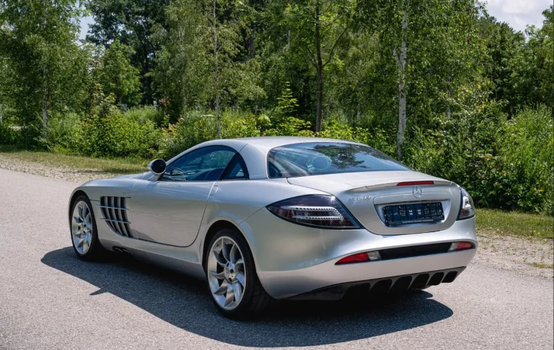 سيارة "Mercedes-Benz SLR McLaren" موديل 2004 للبيع في مزاد