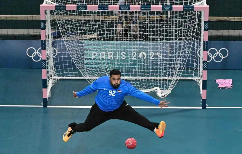 دب مجنون .. حارس مصر لكرة اليد  يثير دهشة الجماهير في أولمبياد باريس 