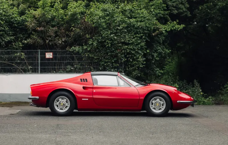 سيارة "Ferrari Dino 246 GTS" الفريدة للبيع بـ400 ألف يورو في مزاد