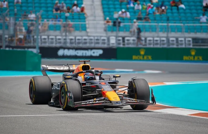 مكلارين :على  رؤساء الفورمولا 1 معاقبة فيرستابن بسبب حادث نوريس