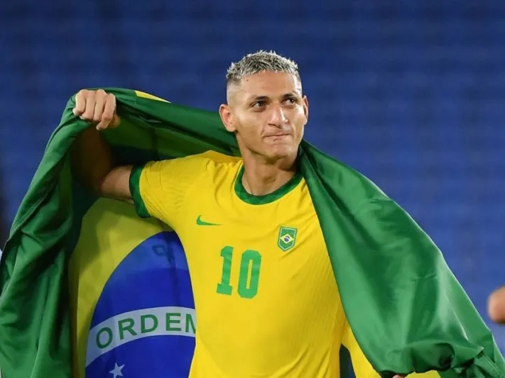 نجمان من الدوري الإنجليزي يقتربان من الأهلي السعودي