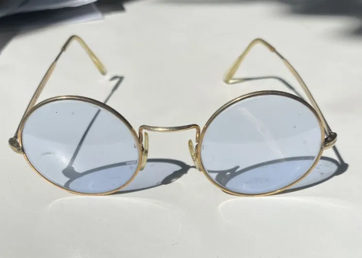 نظارات أسطورة البيتلز "جون لينون" للبيع في مزاد