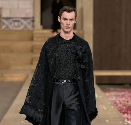 الأسود يسيطر على عرض "دولتشي أند غابانا" للأزياء الرجالية في جزيرة سردينيا