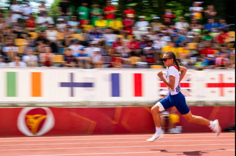 بطريقة غريبة: عدّاء بريطاني يخسر سباق 200 متر في بطولة أوروبا (فيديو)