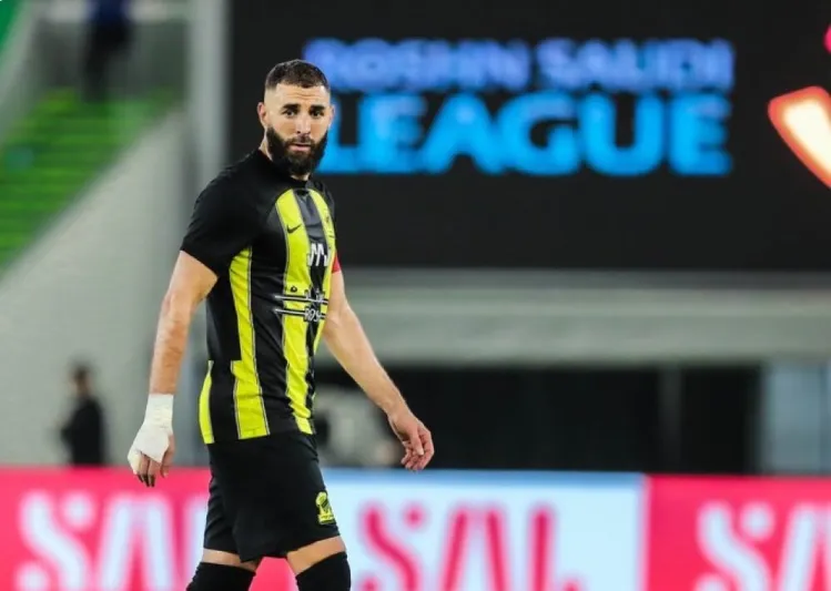 بعد خلافهما.. ماذا قال "كريم بنزيما" عن رحيل مدربه في الاتحاد "نونو سانتو"؟