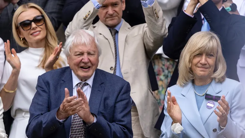 السير ديفيد أتينبورو وديفيد بيكهام يضيئان المقصورة الملكية في ويمبلدون (فيديو)