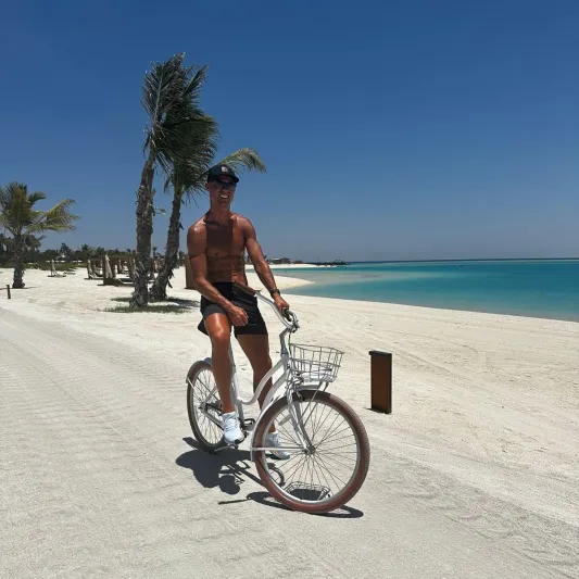 البحر الأحمر يجذب نجوم العالم: كريستيانو رونالدو يستمتع بتجربة فاخرة على ساحل المملكة