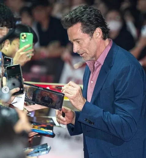 "هيو جاكمان" يكشف أسرار شبابه الدائم في عمر الـ 55