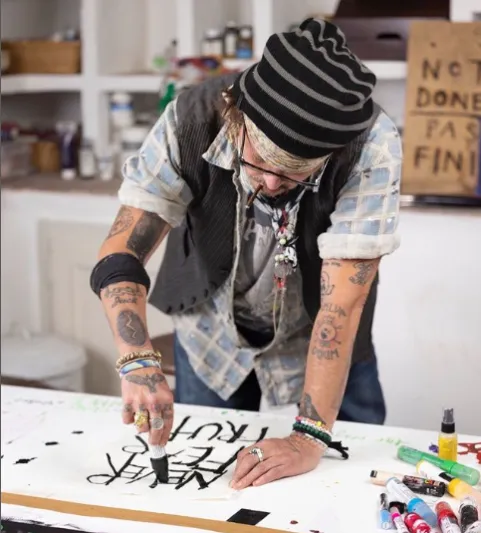 جوني ديب يفاجئ العالم: مهنة جديدة بعيدًا عن الشاشات (صور)