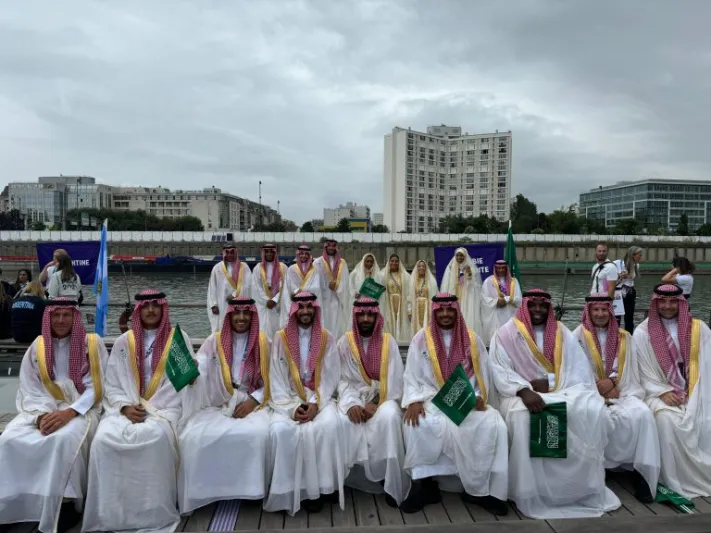 بعثة السعودية في أولمبياد باريس 2024 تخطف الأنظار بالأزياء التراثية (فيديو)