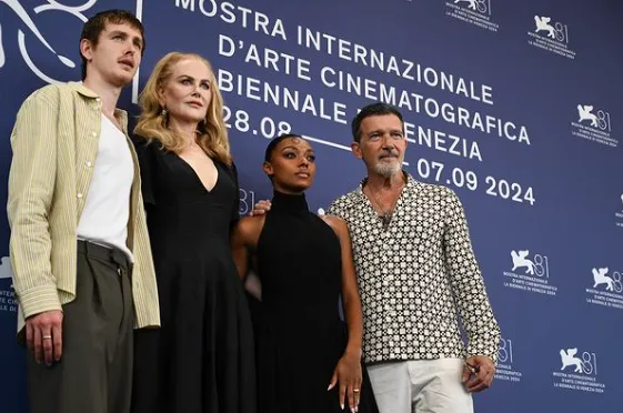 أنطونيو بانديراس ونيكول كيدمان على السجادة الحمراء لفيلم Babygirl بمهرجان فينيسيا (فيديو)