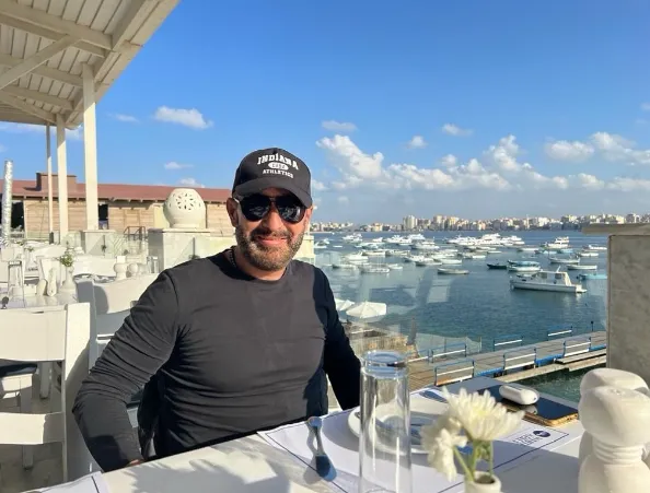 على طريقة توم كروز.. أحمد السقا يقفز من طائرة  (فيديو)