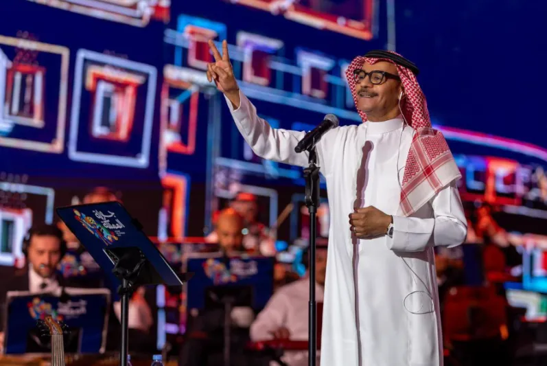 في ليلة فنية ساحرة: رابح صقر يُفاجأ بهدية مميزة في قلب أبها