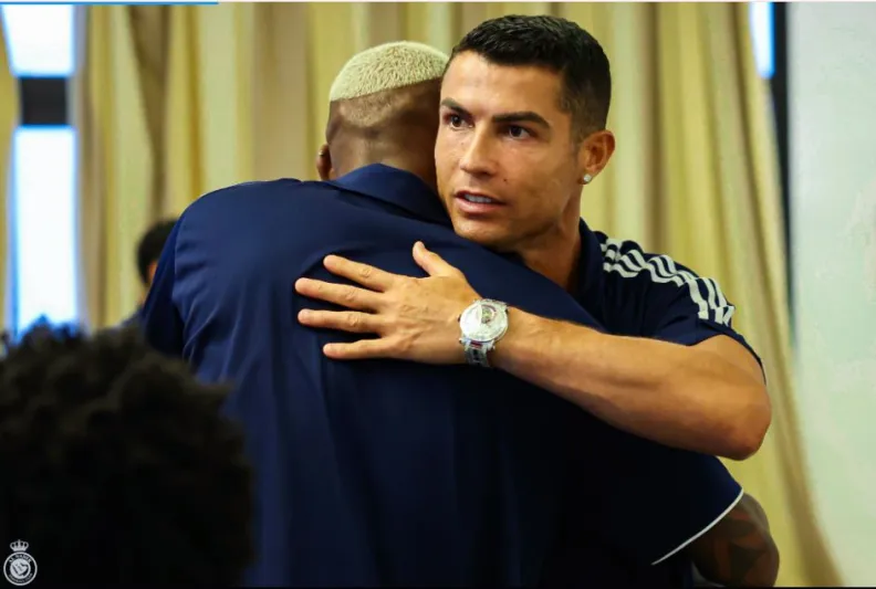 بـ1.5 مليون دولار: رونالدو يتألق بساعة ماسية نادرة في معسكر النصر (صور)