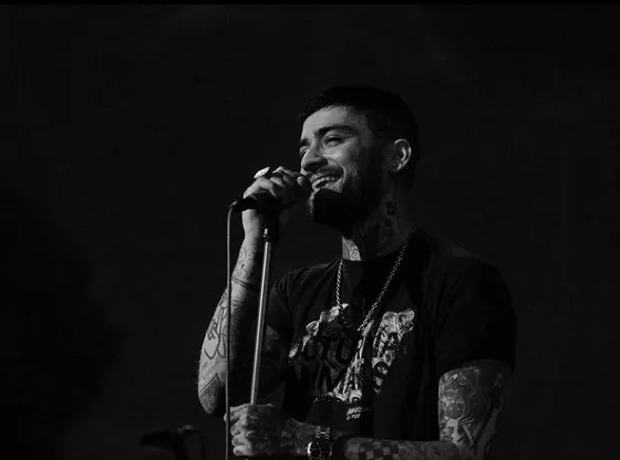 خلافًا لمظهره المعتاد.. زين مالك يترك بصمته بإطلالة جديدة (فيديو)