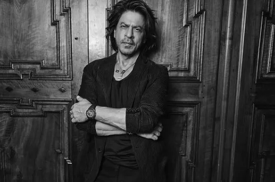 شاروخان يثير الجدل.. دفعة قوية بعيدًا عن الكاميرات لمعجب مسن (فيديو)