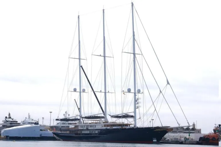 يخت "جيف بيزوس" الفاره يستعين بخدمات منافسه اللدود "إيلون ماسك"!