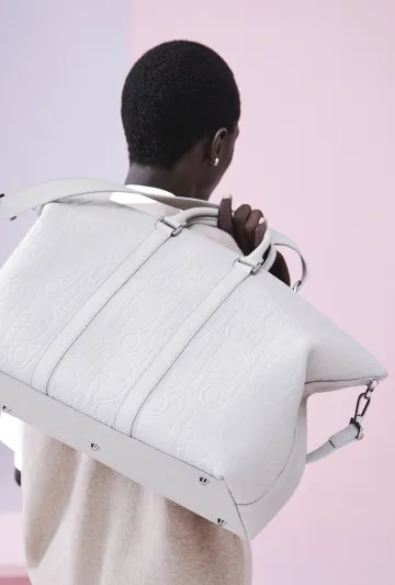 موضة شتاء 2025 للرجال.. عشق للأبيض وكسر لكلّ القواعد