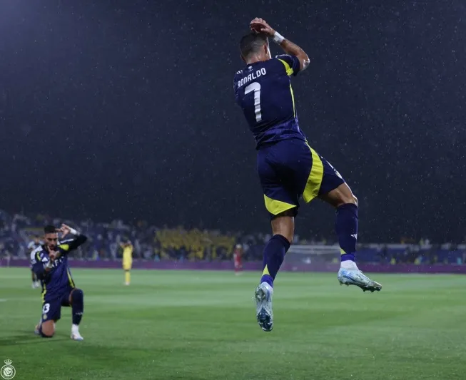 "ارتقاء خيالي".. "رونالدو" يقفز عكس الجاذبية الأرضية (فيديو)!