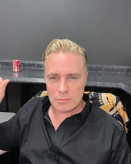 حياة فاخرة وسفر متواصل.. رجل الأعمال باري درويت يعلن عن وظيفة الأحلام