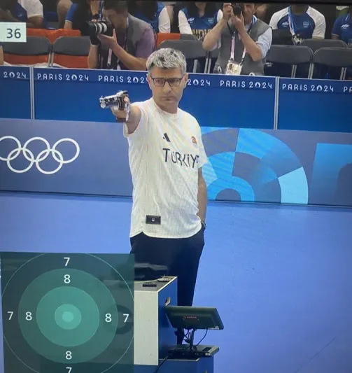 بلا أدوات وقاية: عجوز تركي يسرق الأضواء في أولمبياد باريس ويحصد فضية بيد واحدة (فيديو)