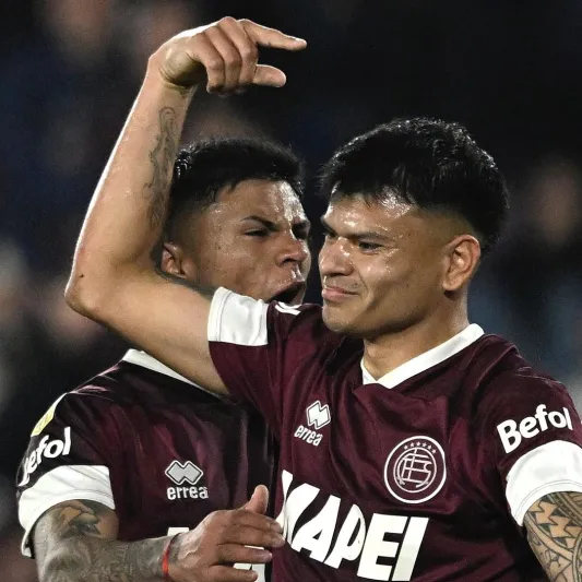 لاعب أرجنتيني يسجل هدفًا رائعًا يخطف الأضواء (فيديو)