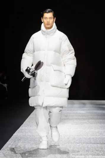 موضة شتاء 2025 للرجال.. عشق للأبيض وكسر لكلّ القواعد